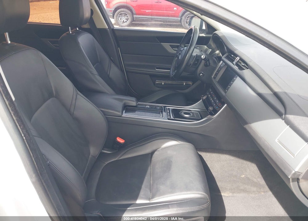 2017 JAGUAR XF VIN: SAJBD4BV2HCY44923