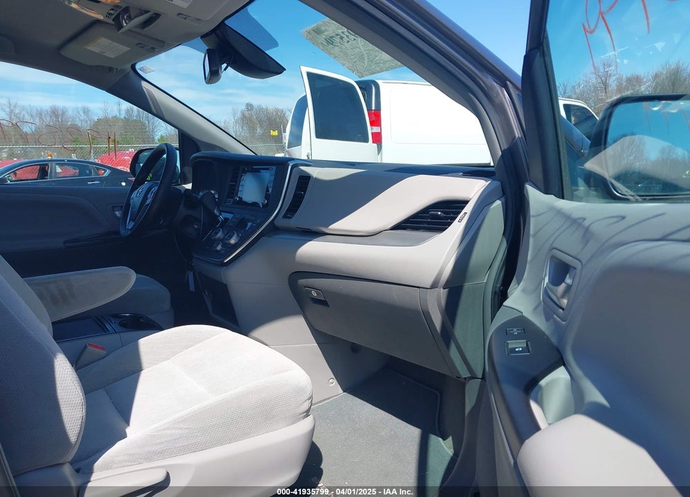 2018 TOYOTA SIENNA VIN: 5TDKZ3DC1JS946224