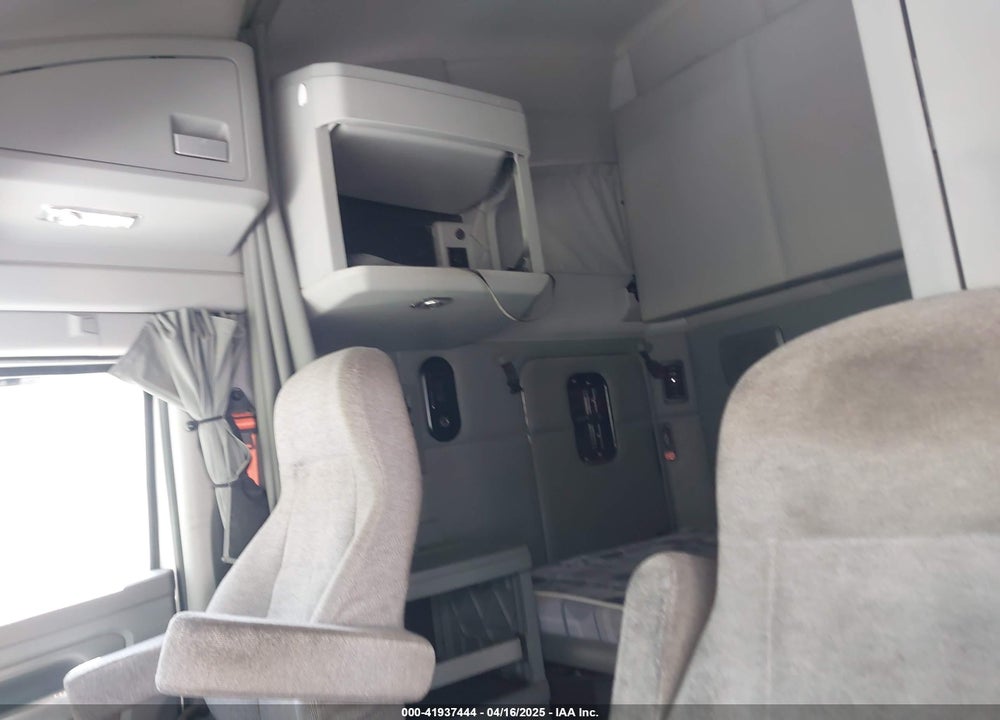 2018 KENWORTH T680 VIN: 1XKYDP9X4JJ189574