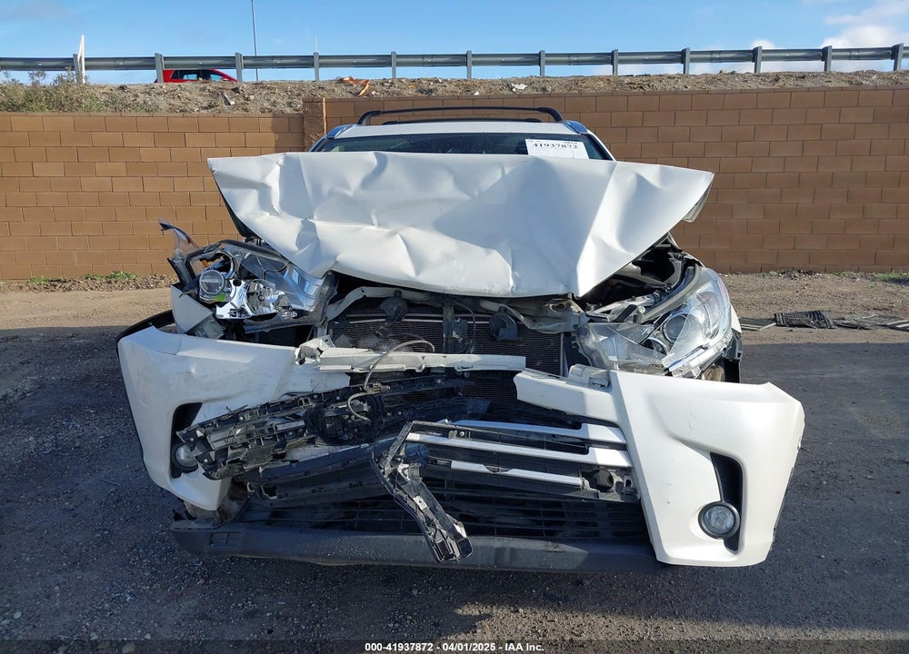2019 TOYOTA HIGHLANDER XLE VIN: 5TDKZRFH7KS559805