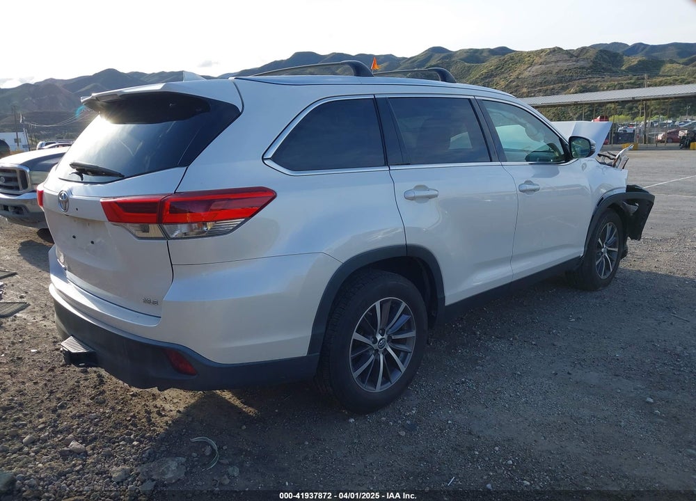 2019 TOYOTA HIGHLANDER XLE VIN: 5TDKZRFH7KS559805