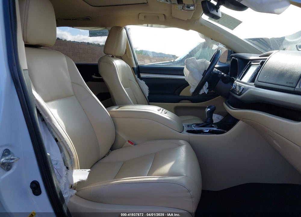 2019 TOYOTA HIGHLANDER XLE VIN: 5TDKZRFH7KS559805