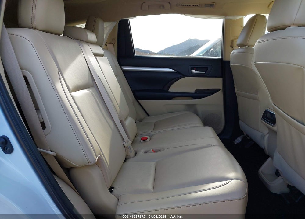 2019 TOYOTA HIGHLANDER XLE VIN: 5TDKZRFH7KS559805