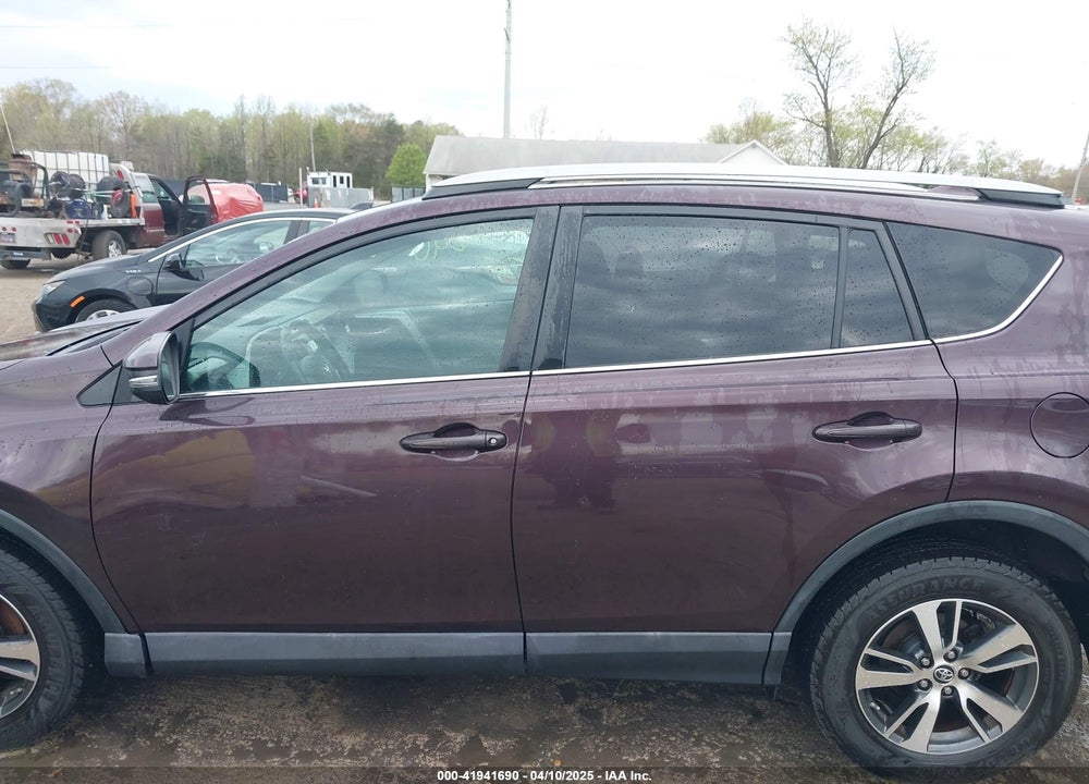2018 TOYOTA RAV4 ADVENTURE/XLE VIN: 2T3RFREV9JW736172