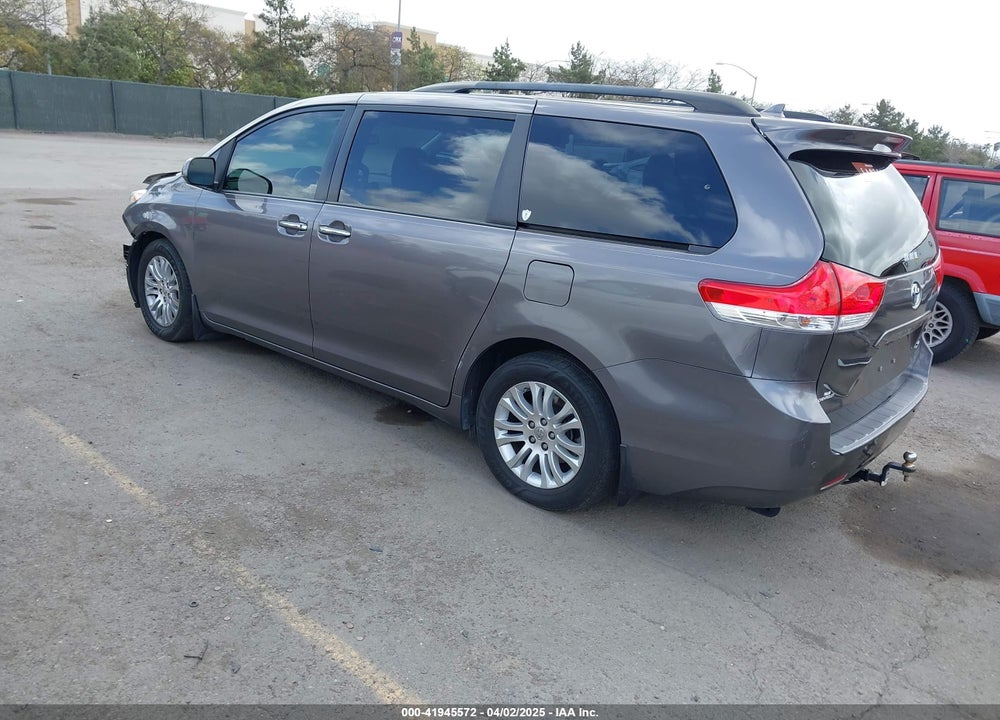 2014 TOYOTA SIENNA XLE V6 8 PASSENGER VIN: 5TDYK3DC7ES517206