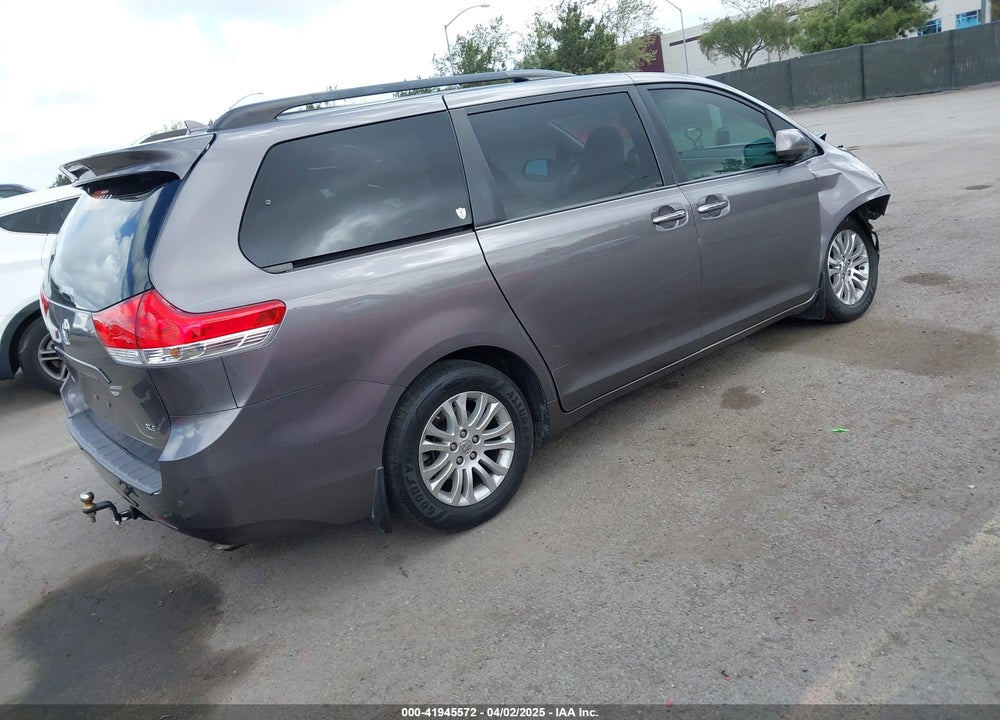 2014 TOYOTA SIENNA XLE V6 8 PASSENGER VIN: 5TDYK3DC7ES517206