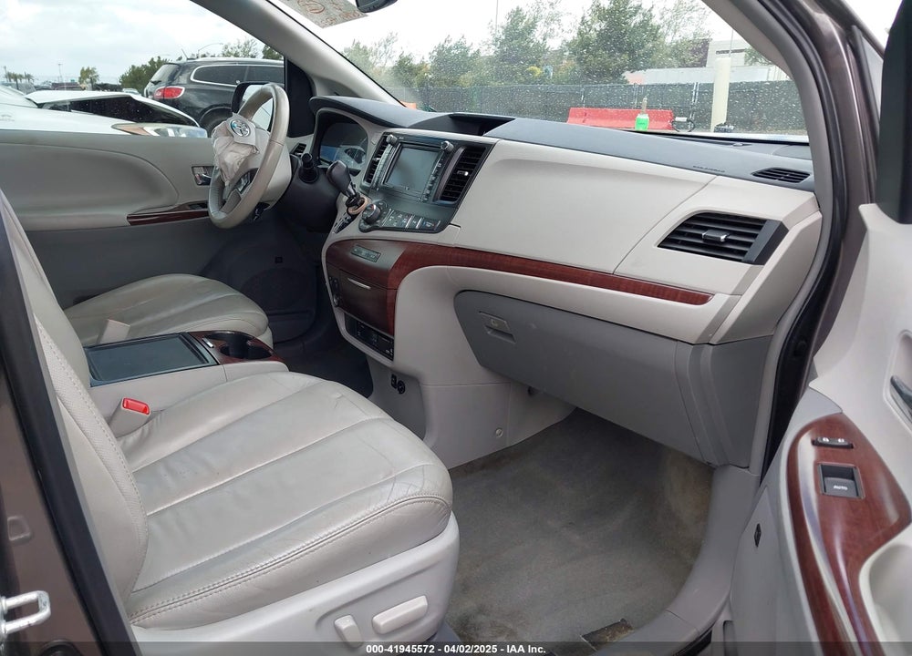 2014 TOYOTA SIENNA XLE V6 8 PASSENGER VIN: 5TDYK3DC7ES517206