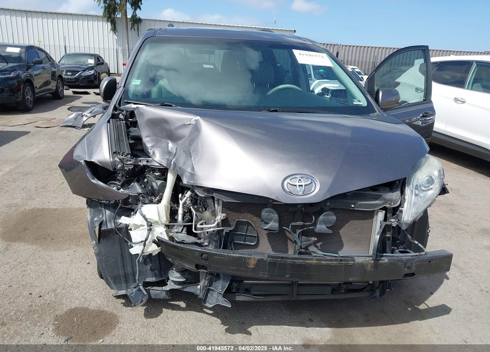 2014 TOYOTA SIENNA XLE V6 8 PASSENGER VIN: 5TDYK3DC7ES517206