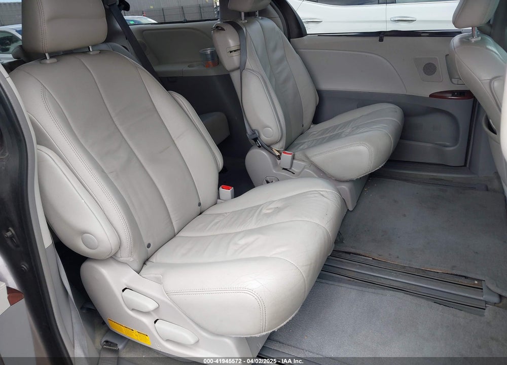2014 TOYOTA SIENNA XLE V6 8 PASSENGER VIN: 5TDYK3DC7ES517206