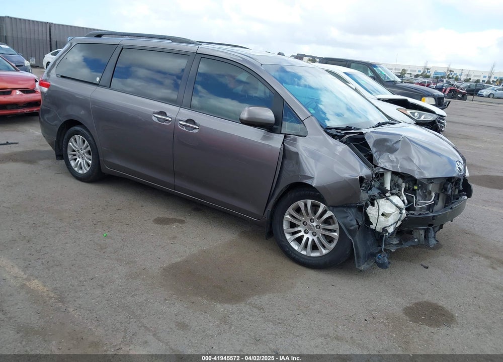 2014 TOYOTA SIENNA XLE V6 8 PASSENGER VIN: 5TDYK3DC7ES517206