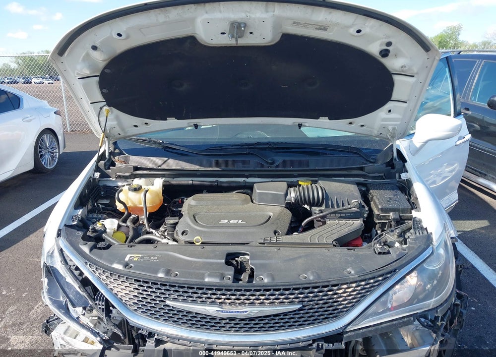 2018 CHRYSLER PACIFICA TOURING L VIN: 2C4RC1BG8JR269594