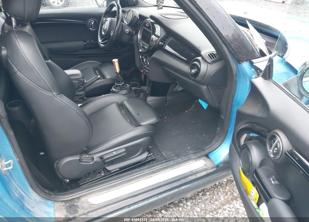 2016 MINI CONVERTIBLE COOPER VIN: WMWWG5C52G3A81084