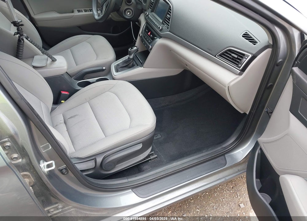 2017 HYUNDAI ELANTRA VIN: KMHD84LFXHU385133