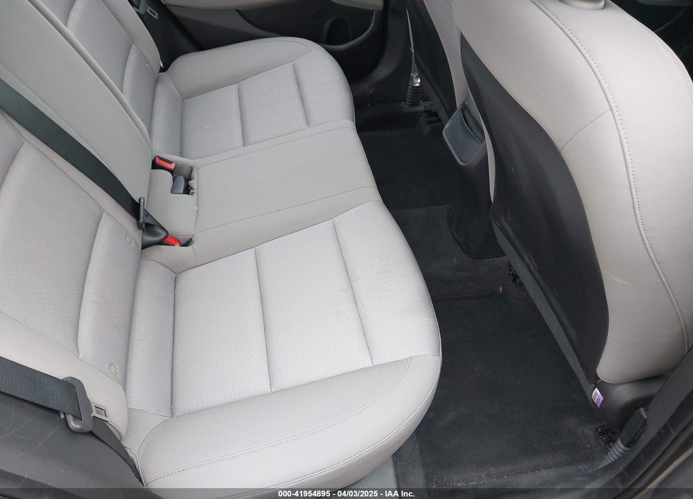 2017 HYUNDAI ELANTRA VIN: KMHD84LFXHU385133