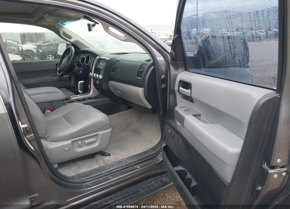 2011 TOYOTA SEQUOIA LIMITED 5.7L V8 VIN: 5TDJY5G15BS040275