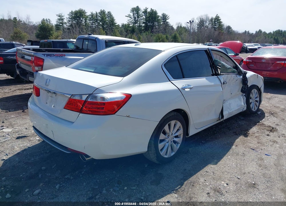 2013 HONDA ACCORD VIN: 1HGCR3F82DA029003