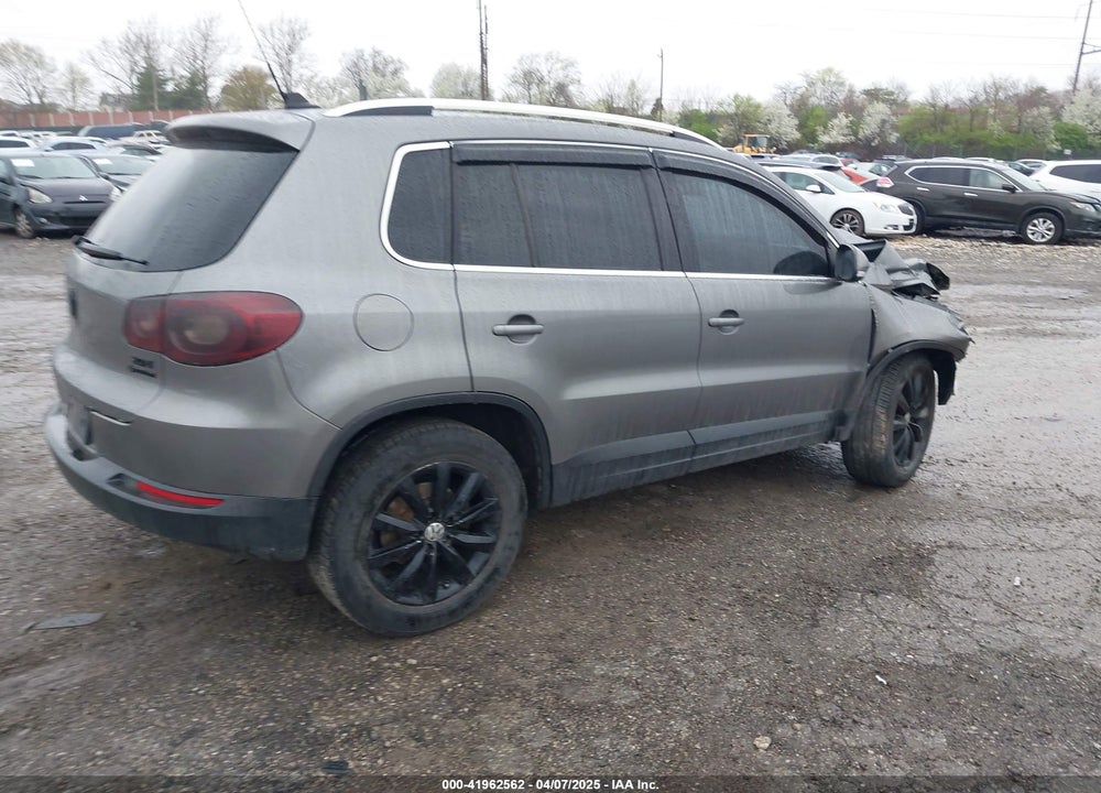 2011 VOLKSWAGEN TIGUAN VIN: WVGBV7AX5BW528577