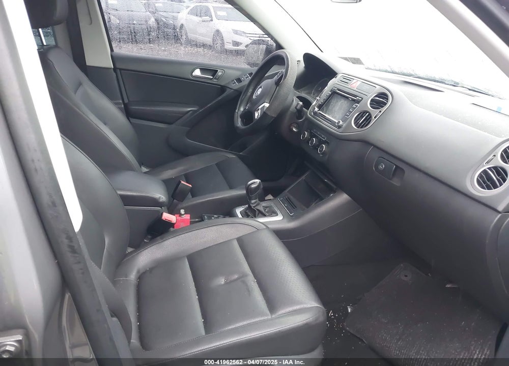 2011 VOLKSWAGEN TIGUAN VIN: WVGBV7AX5BW528577