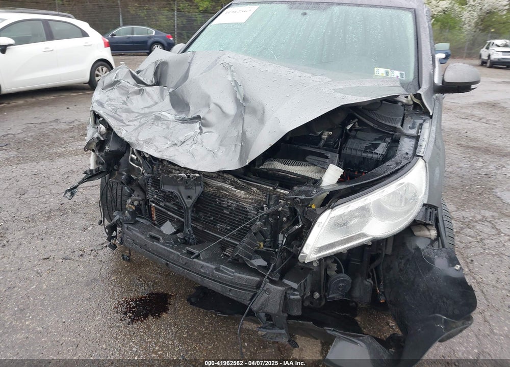 2011 VOLKSWAGEN TIGUAN VIN: WVGBV7AX5BW528577