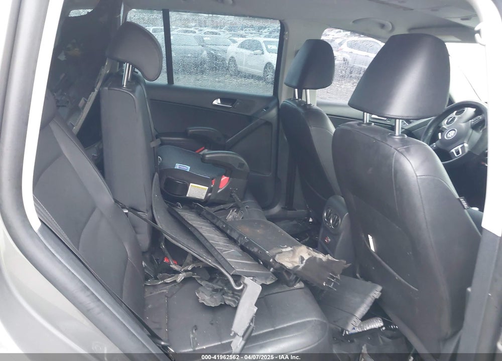 2011 VOLKSWAGEN TIGUAN VIN: WVGBV7AX5BW528577