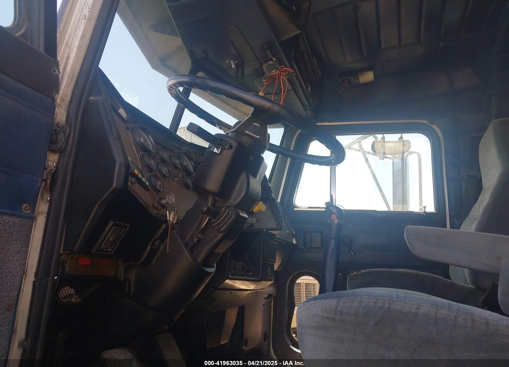 2000 PETERBILT 385 VIN: 1XPGDU9X4YN512576