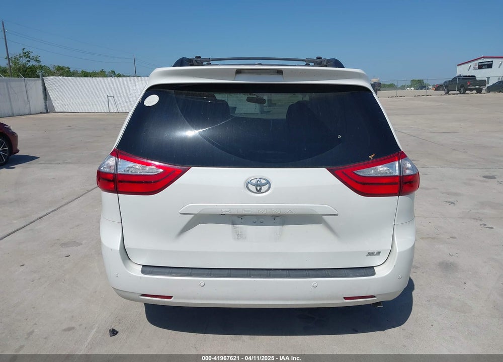 2015 TOYOTA SIENNA XLE 8 PASSENGER VIN: 5TDYK3DCXFS663083