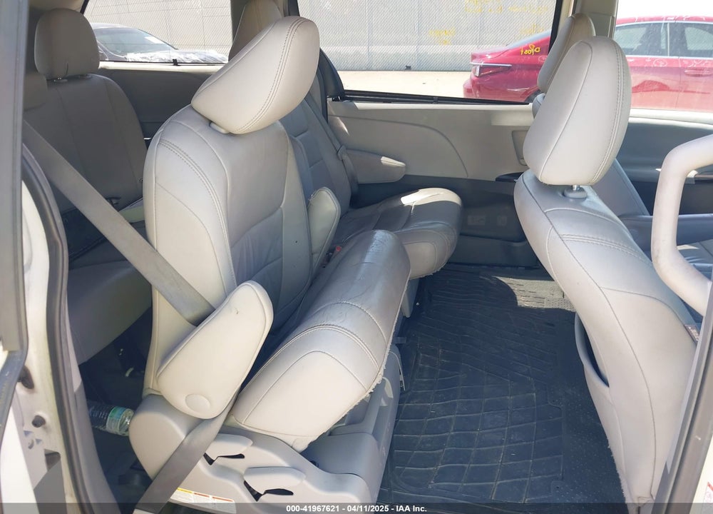 2015 TOYOTA SIENNA XLE 8 PASSENGER VIN: 5TDYK3DCXFS663083