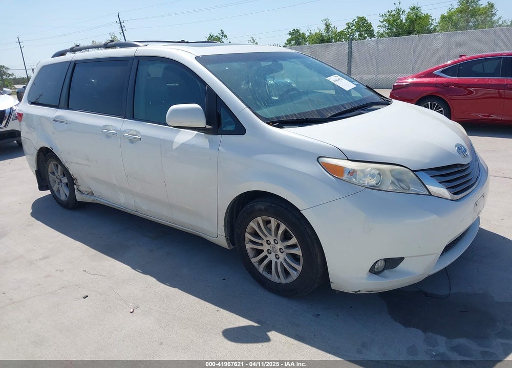 2015 TOYOTA SIENNA XLE 8 PASSENGER VIN: 5TDYK3DCXFS663083