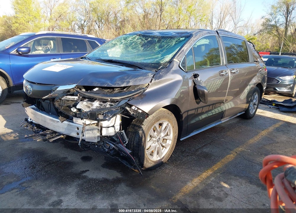 2024 TOYOTA SIENNA XLE VIN: 5TDJRKEC6RS217300