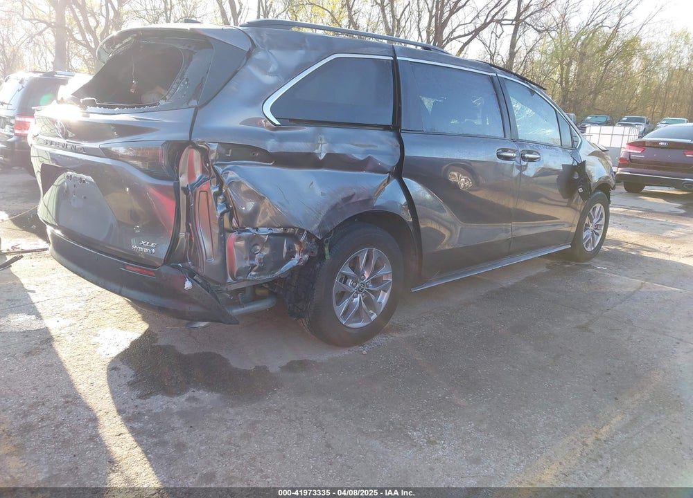 2024 TOYOTA SIENNA XLE VIN: 5TDJRKEC6RS217300