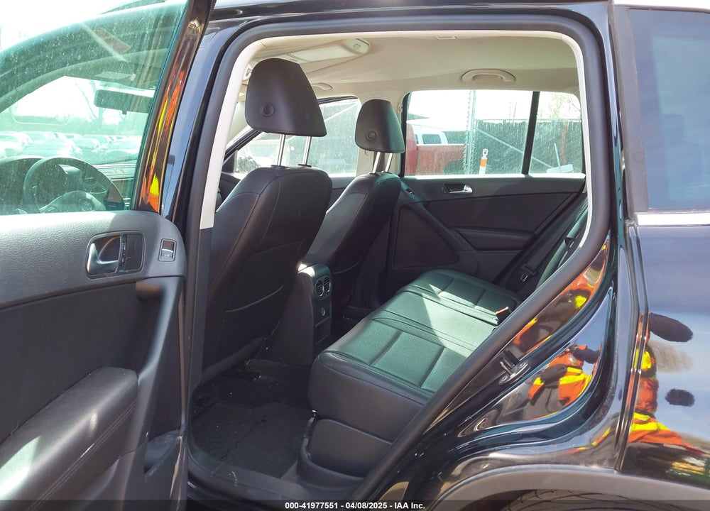 2011 VOLKSWAGEN TIGUAN VIN: WVGAV7AX2BW510498