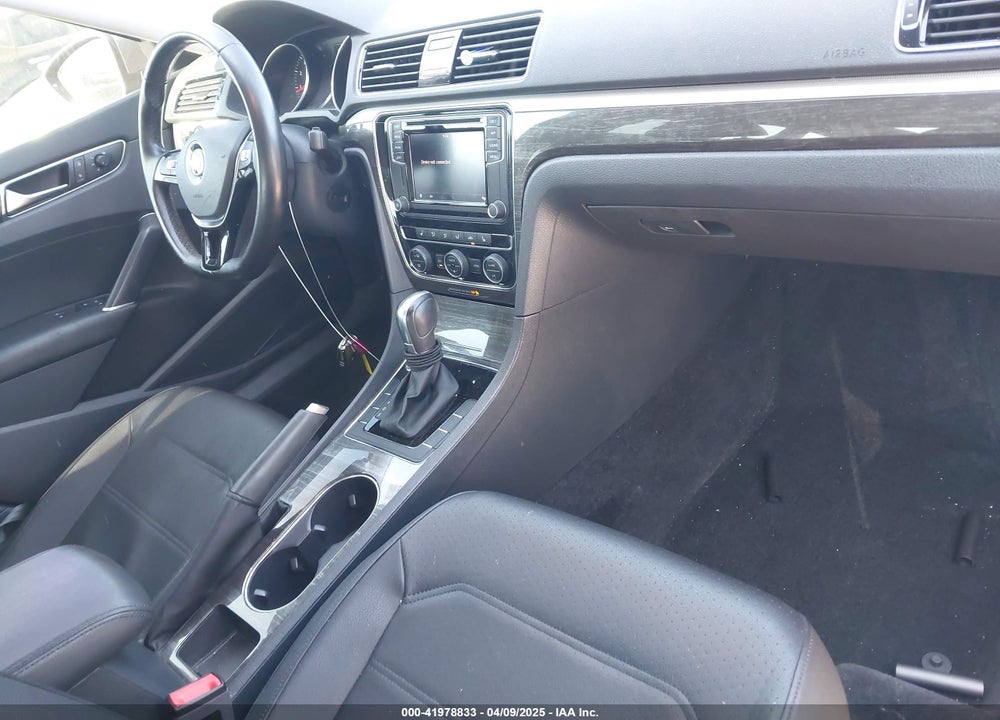 2018 VOLKSWAGEN PASSAT VIN: 1VWBA7A33JC021235