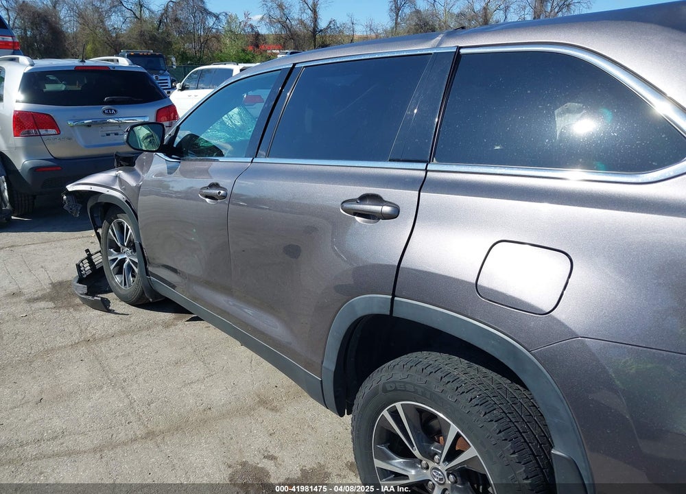 2019 TOYOTA HIGHLANDER VIN: 5TDBZRFH7KS960495