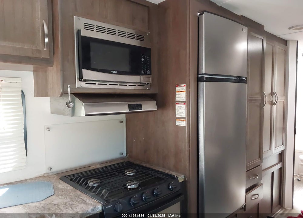 2018 COLEMAN M258RK 32' VIN: 4YDT28526JM938981