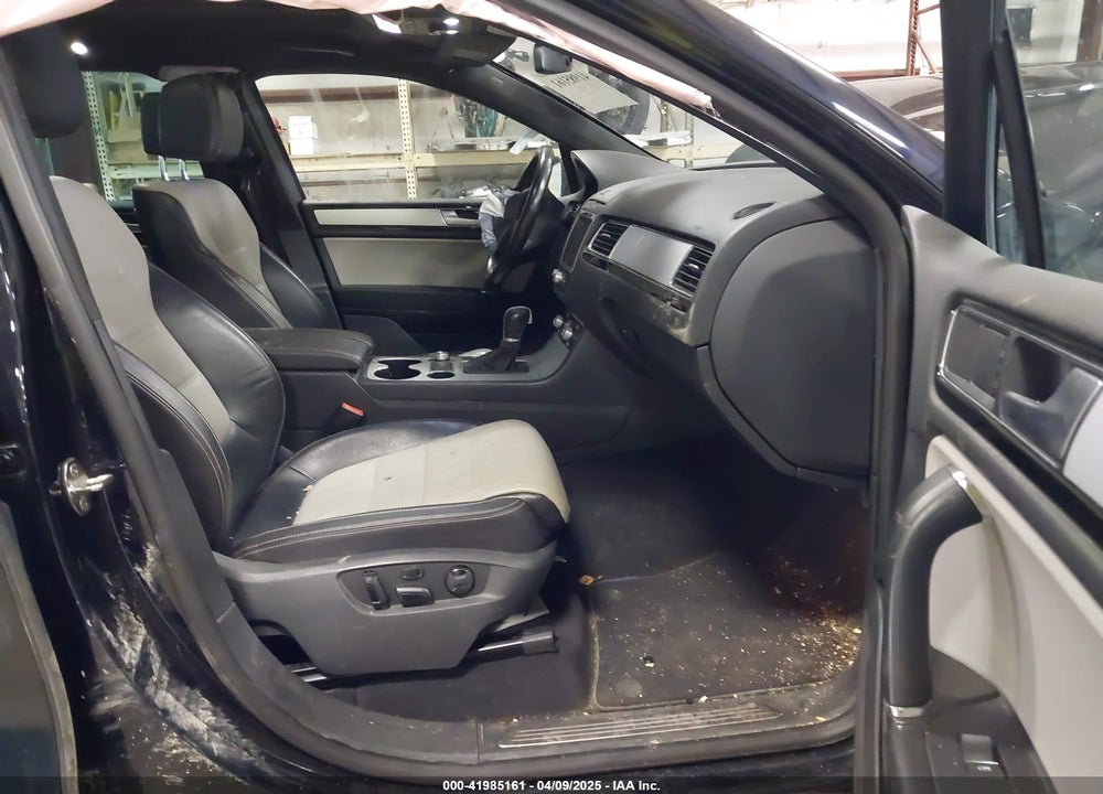 2017 VOLKSWAGEN TOUAREG VIN: WVGRF7BP0HD003232