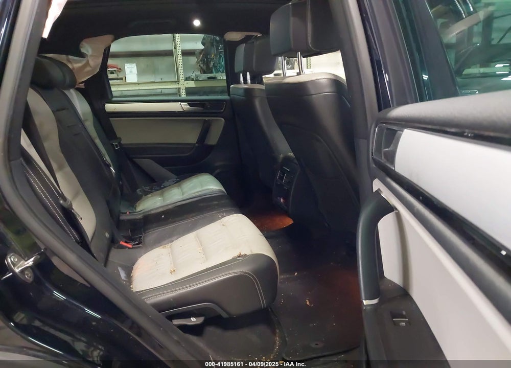 2017 VOLKSWAGEN TOUAREG VIN: WVGRF7BP0HD003232