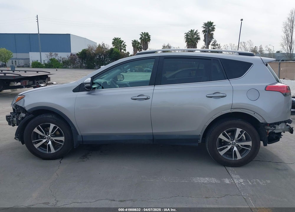 2017 TOYOTA RAV4 XLE VIN: 2T3RFREV2HW661051