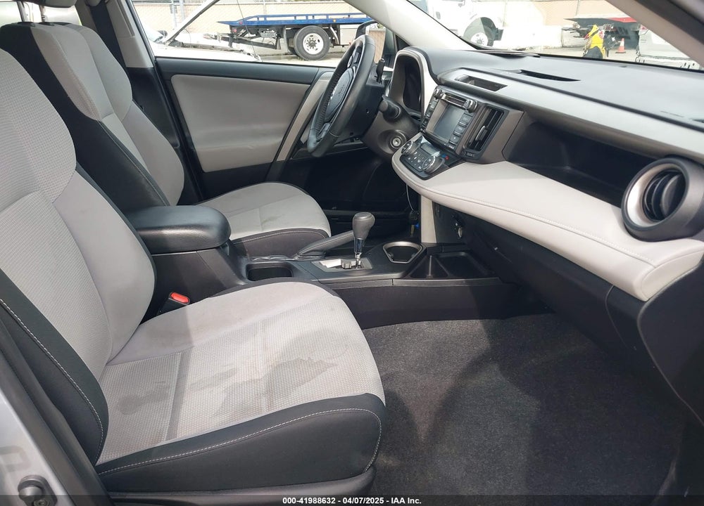 2017 TOYOTA RAV4 XLE VIN: 2T3RFREV2HW661051