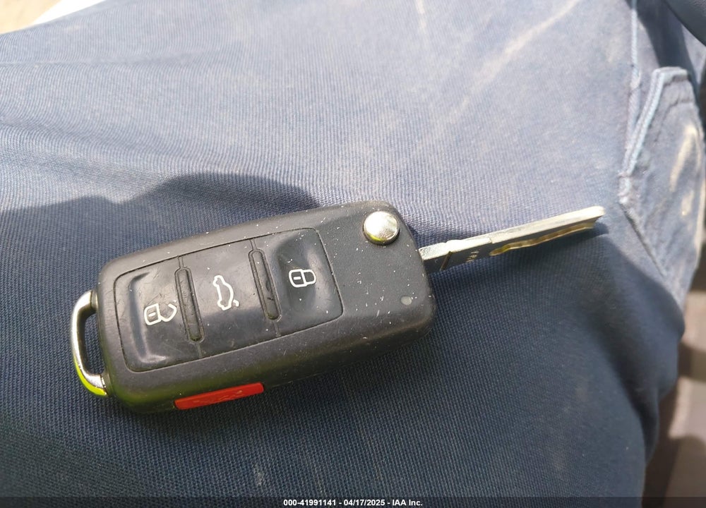 2015 VOLKSWAGEN BEETLE VIN: 3VWJ07AT9FM636098
