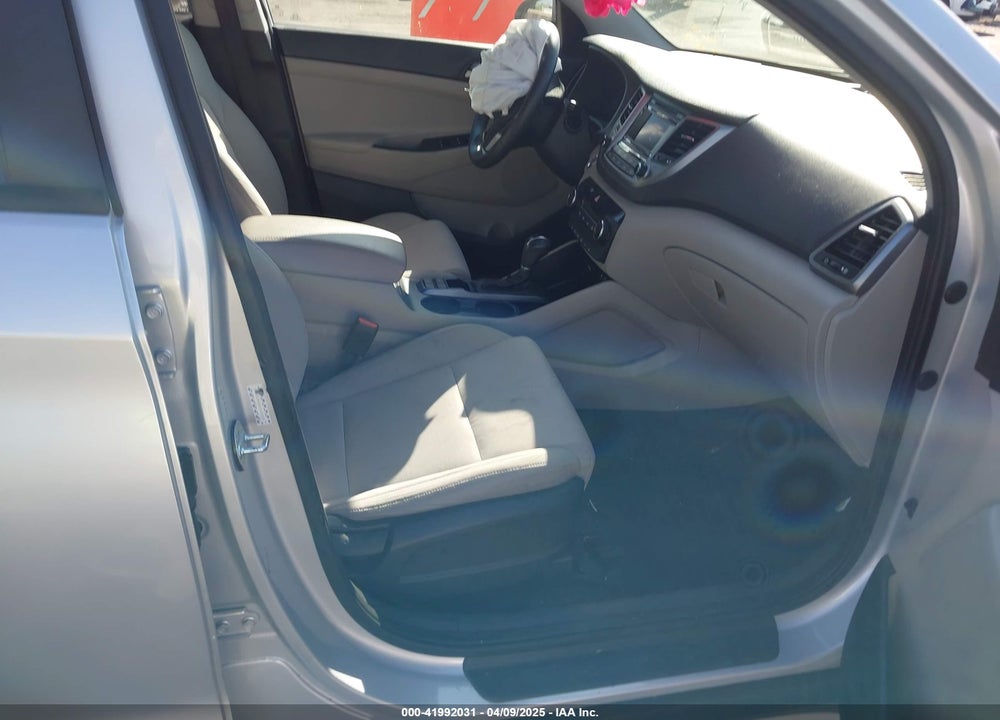 2017 HYUNDAI TUCSON VIN: KM8J33A28HU486604