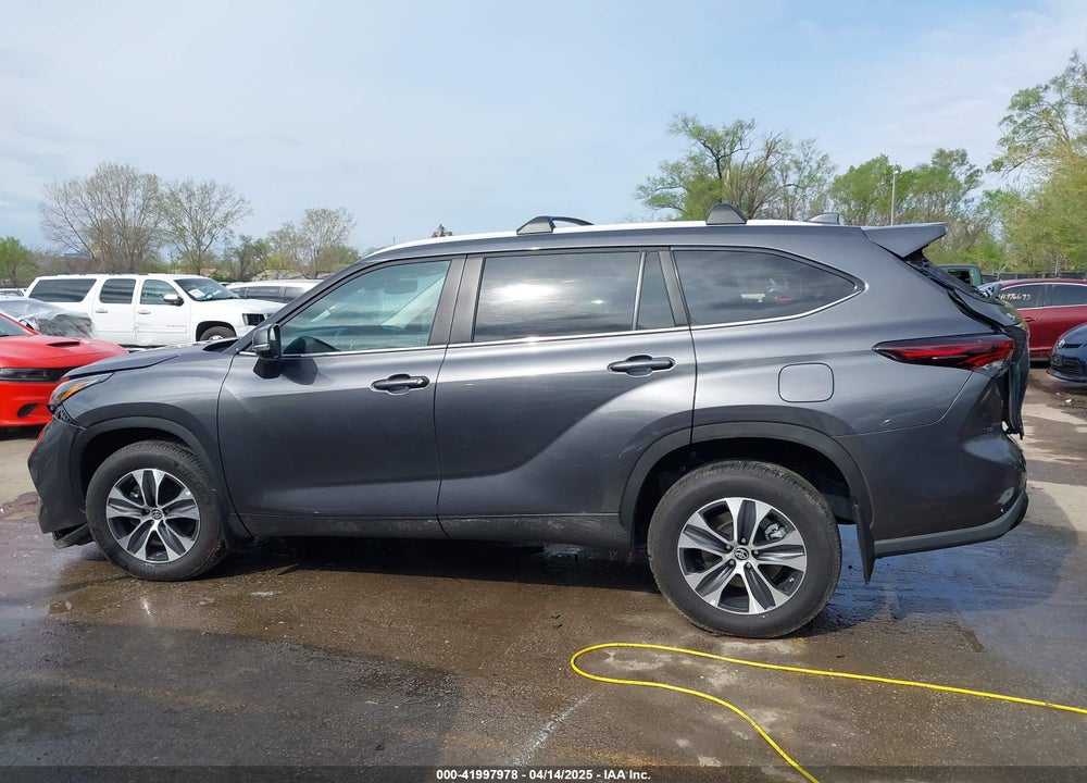 2024 TOYOTA HIGHLANDER XLE VIN: 5TDKDRBH3RS569231