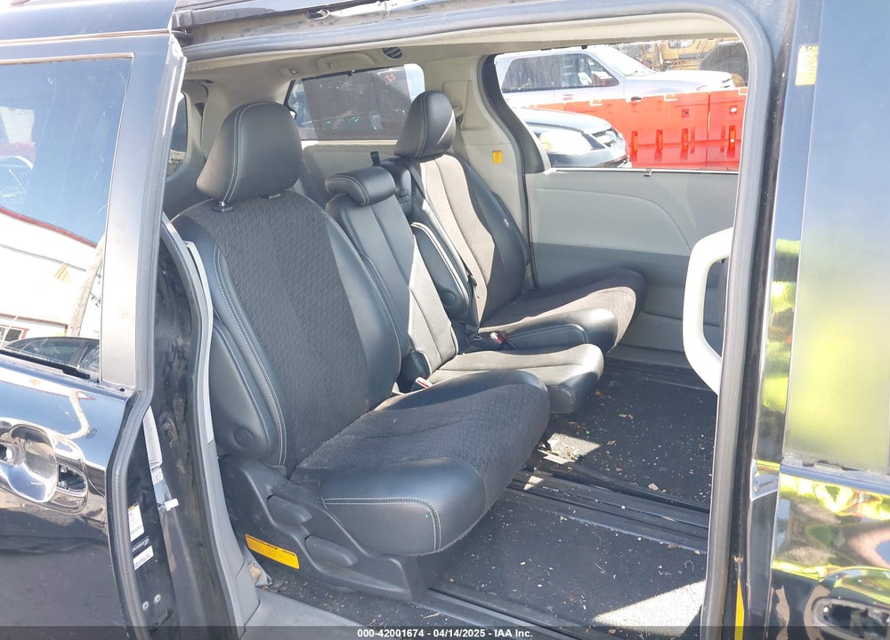 2011 TOYOTA SIENNA SE VIN: 5TDXK3DC6BS051985