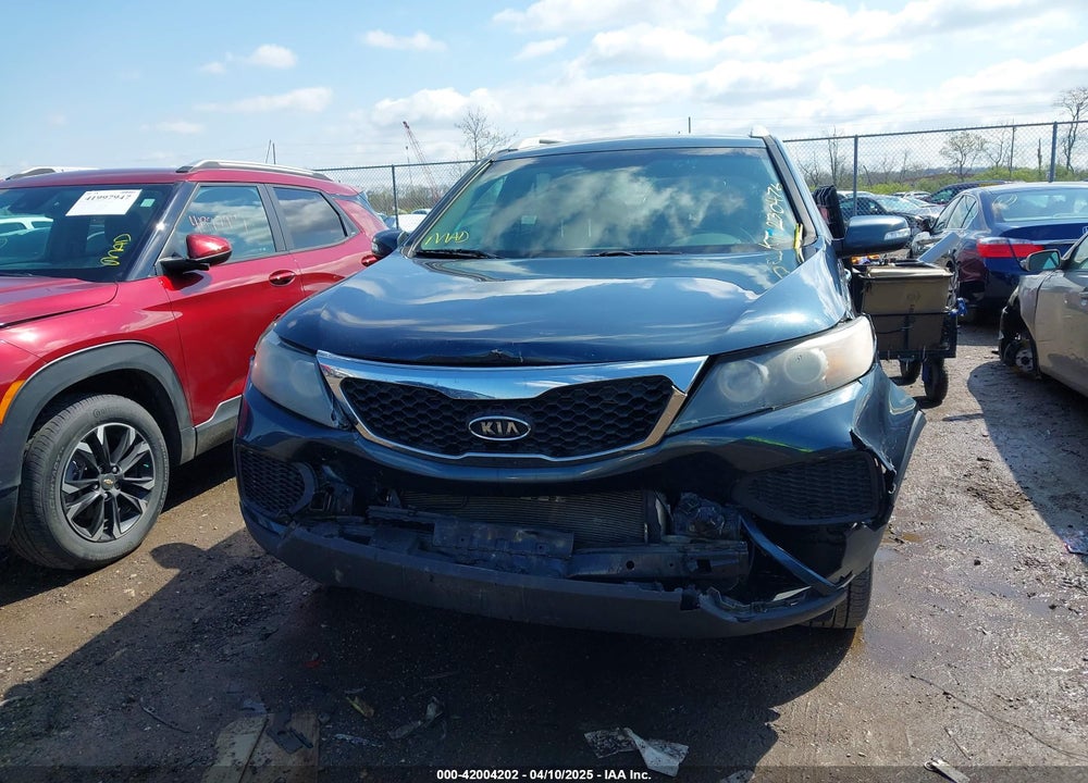 2011 KIA SORENTO LX V6 VIN: 5XYKT4A24BG124079