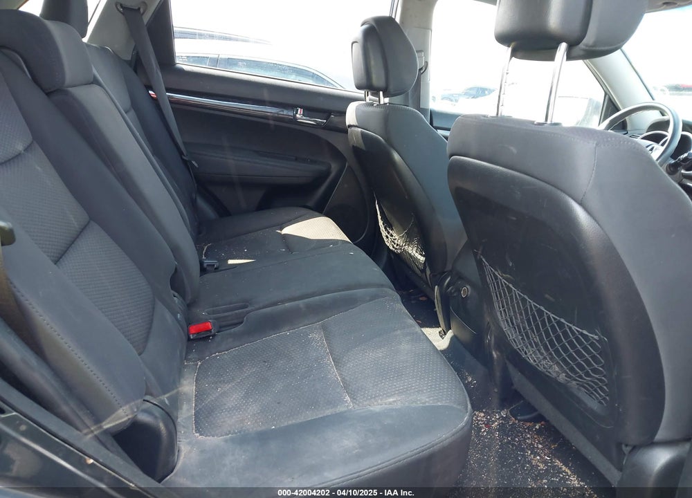 2011 KIA SORENTO LX V6 VIN: 5XYKT4A24BG124079