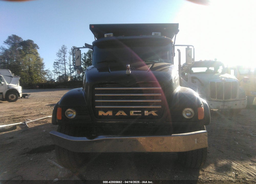 2005 MACK 700 CV700 VIN: 1M2AG11C75M015413