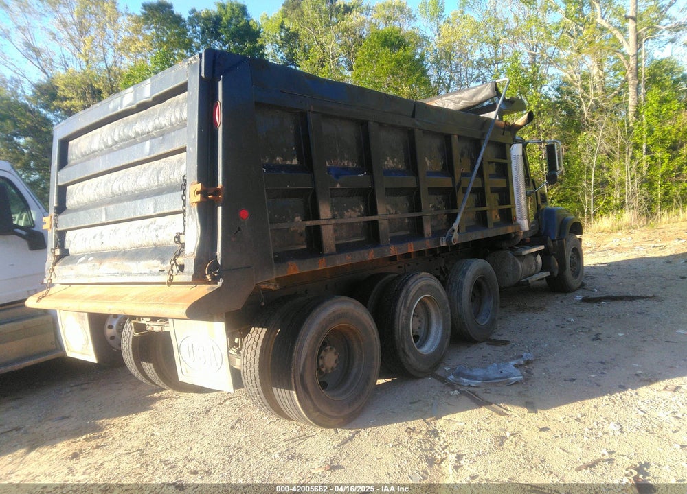 2005 MACK 700 CV700 VIN: 1M2AG11C75M015413