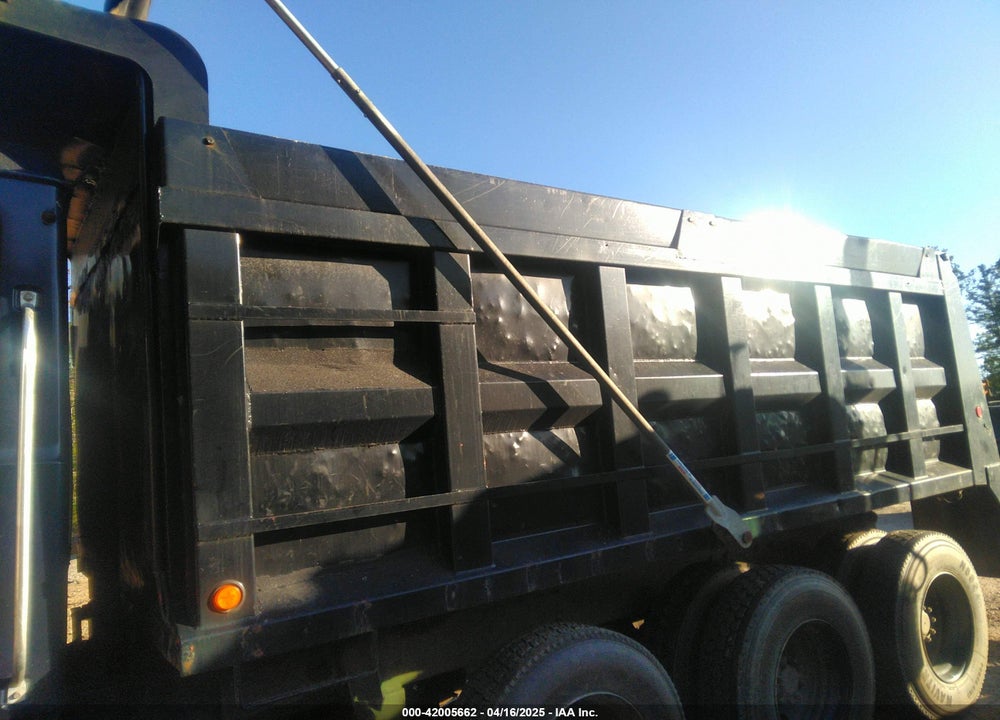 2005 MACK 700 CV700 VIN: 1M2AG11C75M015413