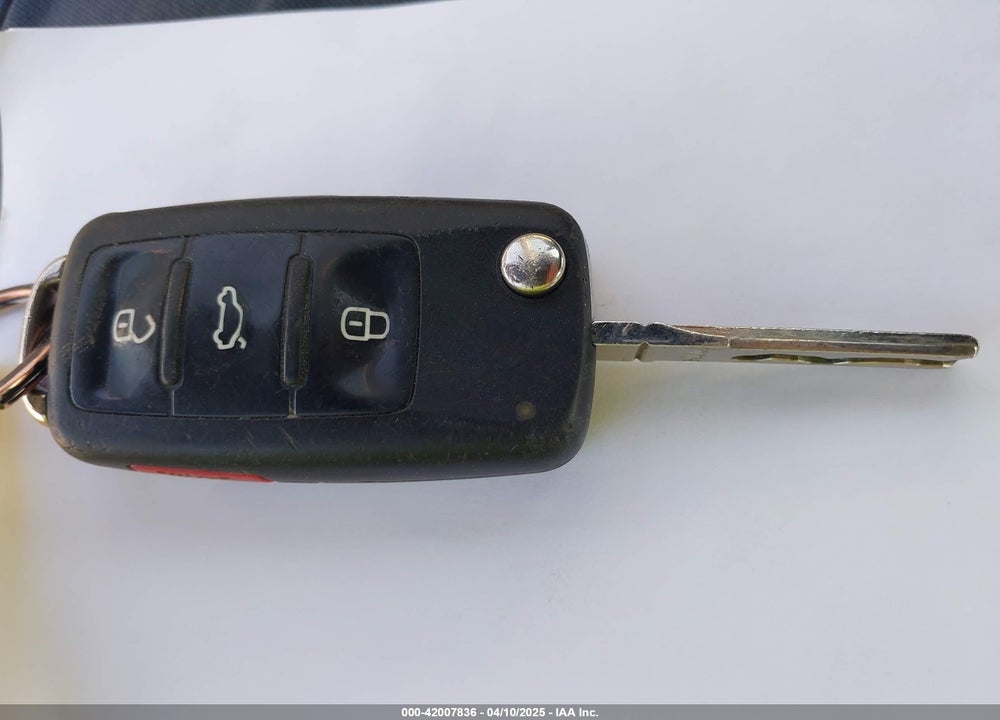 2013 VOLKSWAGEN PASSAT VIN: 1VWBH7A32DC062245