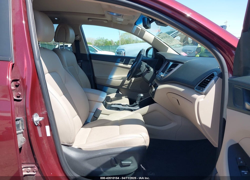 2017 HYUNDAI TUCSON VIN: KM8J33A25HU354352