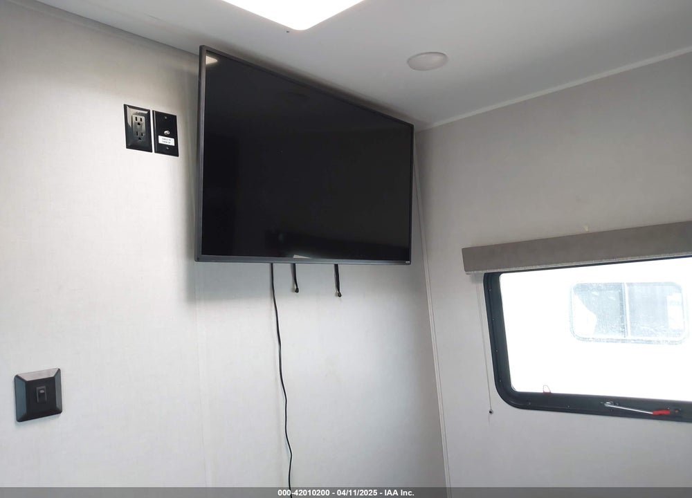 2021 FOREST RIVER EAST WEST SILVERLAKE 27KNS TRAVEL TRAILER VIN: 5ZT2SKSB1M9004295